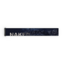 Ein dunkles, rechteckiges Objekt, auf dem das Wort „NAKED“ teilweise zu erkennen ist, vor einem bergigen Nachthimmel, das dem Extra Strap (45 mm) für FORCE EVO, TROOP EVO, STORM, NOVA, SOLAR oder ZEND von NAKED Optics ähnelt.