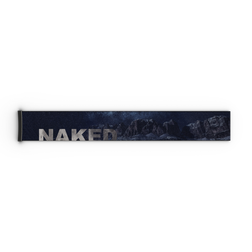 Ein dunkles, rechteckiges Objekt, auf dem das Wort „NAKED“ teilweise zu erkennen ist, vor einem bergigen Nachthimmel, das dem Extra Strap (45 mm) für FORCE EVO, TROOP EVO, STORM, NOVA, SOLAR oder ZEND von NAKED Optics ähnelt.