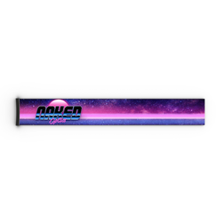 Eine rechteckige Box im violetten Retro-Futurismus-Design mit dem NAKED Optics-Logo, ideal zur Aufbewahrung Ihres Extra Strap (45 mm), kompatibel mit den Modellen FORCE EVO, TROOP EVO, STORM, NOVA, SOLAR und ZEND von NAKED Optics.