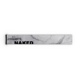 Eine schlanke, rechteckige weiße Schachtel mit der Aufschrift „NAKED Optics“ in schwarzer Schrift und dezenten grauen Mustern auf der Oberfläche – die perfekte Verpackung für Zubehör wie das Extra-Band (45 mm) für die Brillenmodelle FORCE EVO, TROOP EVO, STORM, NOVA, SOLAR oder ZEND.