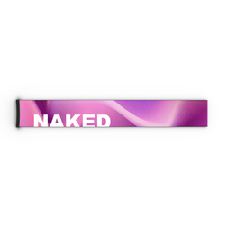 Ein 45 mm breites Skibrillenband von NAKED Optics mit einem Farbverlauf in Lila und Rosa, versehen mit dem auffälligen weißen „NAKED“-Logo auf der linken Seite; kompatibel mit den Skibrillenmodellen FORCE EVO, TROOP EVO, STORM, NOVA, SOLAR und ZEND.