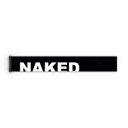 Ein schwarzes, rechteckiges Objekt mit der auffälligen weißen Aufschrift „NAKED“ auf der Oberfläche, das dem hochwertigen Extra Strap (45 mm) für die Skibrillen FORCE EVO, TROOP EVO, STORM, NOVA, SOLAR und ZEND von NAKED Optics ähnelt.