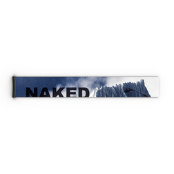 Ein schneebedeckter Berg mit dem teilweise sichtbaren Schriftzug „NAKED“ auf einem rechteckigen, weißen Hintergrund, dazu ein NAKED Optics Extra-Armband (45 mm) für die Modelle FORCE EVO, TROOP EVO, STORM, NOVA, SOLAR und ZEND.