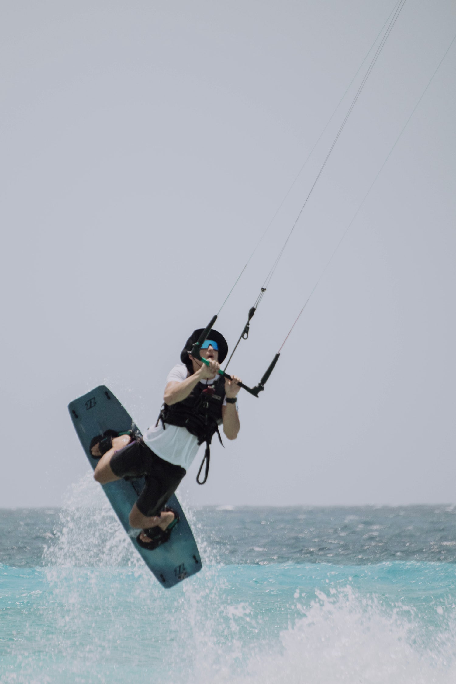 ein Mann mit einer Sportbrille springt mit einem Wakeboard im Meer über eine Welle; Credits: Jesse Lang
