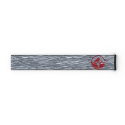 Ein graues, rechteckiges Extra-Armband (45 mm) mit strukturierter Oberfläche und einem roten, kreisförmigen Logo auf der rechten Seite, entworfen von NAKED Optics als Ersatzarmband für die FORCE EVO.