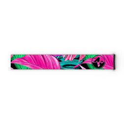 Werten Sie Ihre Ausrüstung mit dem Extra-Band – FORCE EVO, TROOP EVO, STORM, NOVA, SOLAR, ZEND (45 mm) von NAKED Optics auf – einem rechteckigen Band mit einem lebhaften tropischen Blattmuster in Pink und Grün auf weißem Hintergrund. Er ist der perfekte, stilvolle Ersatzriemen für Ihre FORCE EVO-Skibrille.