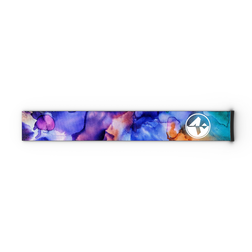 Lebhaftes 45-mm-Kopfband mit abstrakten Mustern in Blau, Violett und Orange – im Stil eines Skibrillenbands gestaltet – mit einem weißen, kreisförmigen Logo an einem Ende, das an das markante Design des „Extra Strap“ von NAKED Optics für die Modelle FORCE EVO, TROOP EVO, STORM, NOVA-, SOLAR- und ZEND-Modelle.