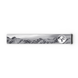 Schwarz-Weiß-Foto von Bergen, gedruckt auf einem rechteckigen Objekt mit einem runden Logo auf der rechten Seite, auf dem das NAKED Optics Extra Strap (45 mm) für die Skibrillen FORCE EVO, TROOP EVO, STORM, NOVA, SOLAR und ZEND zu sehen ist – eine Kombination aus zusätzlichem Stil und Strapazierfähigkeit.