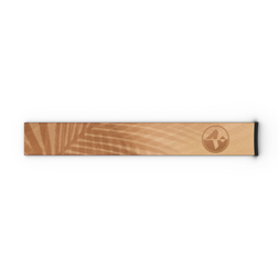 Hellbrauner Räucherstäbchenhalter mit einem Blattschattenmuster und einem kreisförmigen Logo auf der rechten Seite, inspiriert vom schlanken Design des NAKED Optics Extra Strap – FORCE EVO, TROOP EVO, STORM, NOVA, SOLAR, ZEND (45 mm) – vor weißem Hintergrund.