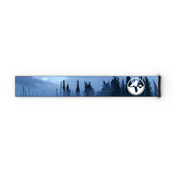 Eine neblige Waldsilhouette mit einem weißen, geometrischen Logo auf der rechten Seite, platziert auf einem rechteckigen Streifen, unterstreicht den eleganten Stil des NAKED Optics Extra Strap – FORCE EVO, TROOP EVO, STORM, NOVA, SOLAR, ZEND (45 mm).