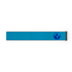 Ein 45 mm breites, flaches, blaues NAKED Optics Extra-Band für die Skibrillen FORCE EVO, TROOP EVO, STORM, NOVA, SOLAR und ZEND – mit einem runden Logo am rechten Ende – auf weißem Hintergrund; ideal als Ersatzband für Skibrillen.