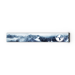 Rechteckiges Objekt mit einem Motiv aus schneebedeckten Bergen und einem weißen, runden NAKED Optics-Logo in der oberen rechten Ecke – ideal, um das Extra-Armband – FORCE EVO, TROOP EVO, STORM, NOVA, SOLAR, ZEND (45 mm) von NAKED Optics – in Szene zu setzen.