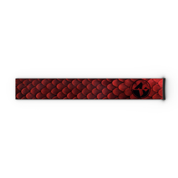 Auf weißem Hintergrund ist ein rotes, rechteckiges Objekt mit Schuppenmuster und einem schwarzen, kreisförmigen Emblem auf der rechten Seite abgebildet, das dem „Extra Strap – FORCE EVO, TROOP EVO, STORM, NOVA, SOLAR, ZEND (45 mm)“ von NAKED Optics ähnelt.
