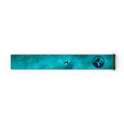 Ein blauer, rechteckiger NAKED Optics Extra-Riemen (45 mm) für die Schutzbrillenmodelle FORCE EVO, TROOP EVO, STORM, NOVA, SOLAR und ZEND mit einem Hai- und kreisförmigen Logo-Motiv ist auf einem weißen Hintergrund abgebildet.