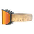 Seitenansicht der Skibrille „The NOVA“ von NAKED Optics mit orangefarbener Spiegelglastscheibe und einem hellbraunen Riemen, auf dem der Schriftzug „NAKED“ in fetten Buchstaben zu sehen ist. Die Skibrille ist mit einer Anti-Fog-Beschichtung ausgestattet, die für klare Sicht auf der Piste sorgt.