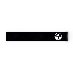 Ein schwarzes, rechteckiges Band mit einem weißen Berg-Logo auf der rechten Seite vor hellgrauem Hintergrund – entworfen als „NAKED Optics Extra Strap“ (45 mm) für die Brillenmodelle FORCE EVO, TROOP EVO, STORM, NOVA, SOLAR und ZEND.