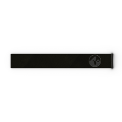Ein schlanker, schwarzer, rechteckiger Vape-Pen mit einem runden Logo an einem Ende, das an das elegante 45-mm-Design des „Extra Strap“ für FORCE EVO, TROOP EVO, STORM, NOVA, SOLAR und ZEND von NAKED Optics erinnert, dargestellt auf weißem Hintergrund.