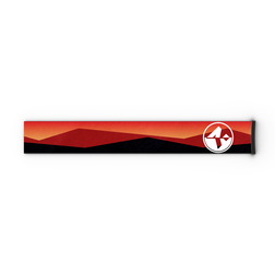 Rechteckiges Band mit einem rot-schwarzen geometrischen Muster und einem weißen, runden Logo auf der rechten Seite, entworfen als „NAKED Optics Extra Strap (45 mm)“ für die Skibrillenmodelle FORCE EVO, TROOP EVO, STORM, NOVA, SOLAR und ZEND – ideal, um das Band Ihrer Skibrille stilvoll aufzuwerten.