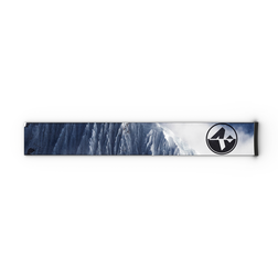 Verleihen Sie Ihrer Skibrille das gewisse Etwas mit dem NAKED Optics Extra-Band (45 mm), das sich durch ein Design mit verschneiten Bergen und ein schwarz-weißes, rundes Logo am rechten Ende auszeichnet – ideal als Ersatzband für Skibrillen oder als stilvolles Skibrillenband für die Modelle FORCE EVO, TROOP EVO, STORM, NOVA, SOLAR oder ZEND.
