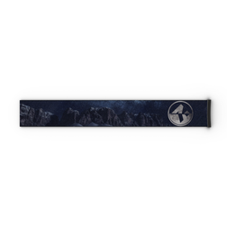 Das dunkelblaue, rechteckige Band mit Bergmotiv und einem runden Logo auf der rechten Seite – das NAKED Optics Extra Strap (45 mm) – ist das ideale Ersatzband für Skibrillen der Serien FORCE EVO, TROOP EVO, STORM, NOVA, SOLAR und ZEND.