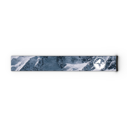 Skibrille mit einem Motiv, das einen verschneiten Berg zeigt, und einem weißen, runden Logo auf der rechten Seite, ausgestattet mit einem NAKED Optics Extra Strap (45 mm), der mit den Modellen FORCE EVO, TROOP EVO, STORM, NOVA, SOLAR und ZEND kompatibel ist und für mehr Tragekomfort sorgt – alles vor einem weißen Hintergrund.