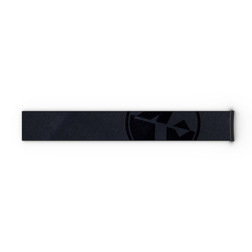 Ein langes, schwarzes, rechteckiges Band mit einem dezenten, kreisförmigen Logo in der Mitte auf weißem Hintergrund – dieses NAKED Optics Extra Strap (45 mm) eignet sich perfekt als Ersatzband für die FORCE EVO-Skibrille.