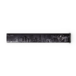 Inspiriert von den markanten Designelementen des „Extra Strap“ (45 mm) von NAKED Optics für die Modelle FORCE EVO, TROOP EVO, STORM, NOVA, SOLAR und ZEND: eine schwarz-weiße Stadtsilhouette mit Wolkenkratzern, einem Riesenrad und einem Stern-Emblem auf der rechten Seite.