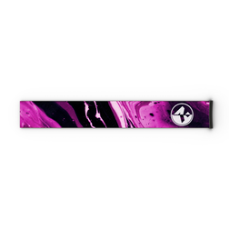 Ein langes, rechteckiges Teil mit einem marmorierten Muster in Lila, Schwarz und Rosa sowie einem weißen Logo an einem Ende – dieses NAKED Optics Extra-Band (45 mm) ist für die Verwendung mit den Skibrillen FORCE EVO, TROOP EVO, STORM, NOVA, SOLAR und ZEND konzipiert.