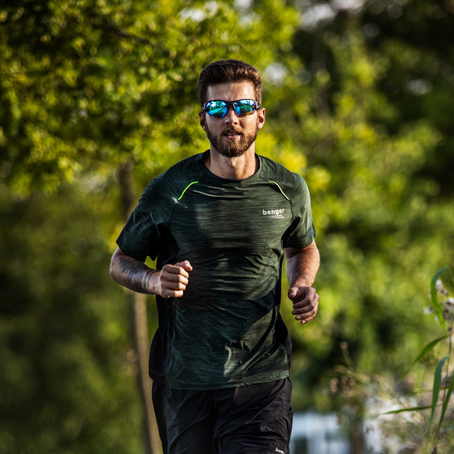 Ein junger Mann läuft in der Natur und trägt eine blaue Sportbrille; Credits: Florian Dorn 
