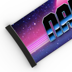 Banner im Retro-Stil mit einem rosa-lila Farbverlauf, Sternen und auffälligem, blau umrandetem Text auf der rechten Seite, der das NAKED Optics Extra-Band (45 mm) hervorhebt – kompatibel mit den Modellen FORCE EVO, TROOP EVO, STORM, NOVA, SOLAR und ZEND – die perfekte Wahl für alle, die ein stilvolles Ersatzband für ihre Skibrille suchen.