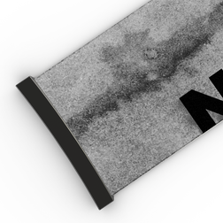Nahaufnahme einer grauen, strukturierten Lünette mit schwarzem Rand und teilweise schwarzen Buchstaben auf der rechten Seite, die an das elegante Design des „Extra Strap“ (45 mm) für die Modelle FORCE EVO, TROOP EVO, STORM, NOVA, SOLAR und ZEND von NAKED Optics erinnert.