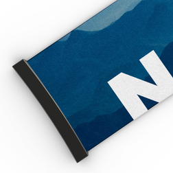 Nahaufnahme eines blauen NAKED Optics Extra-Riemens (45 mm) mit einem großen weißen Buchstaben „N“ und einem schwarzen Rand auf weißem Hintergrund – perfekt als Ersatzriemen für die FORCE EVO-Skibrille.