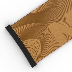 Nahaufnahme eines braunen NAKED Optics Extra-Gurtes (45 mm) mit wellenförmigen, geschwungenen Linienmustern auf dem Stoff und einem schwarzen Verschluss, der als Ergänzung zu den Skibrillen FORCE EVO, TROOP EVO, STORM, NOVA, SOLAR und ZEND konzipiert ist.