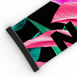 Eine Nahaufnahme eines schwarzen Riemens mit leuchtend pinken und grünen Blattmotiven und auffälliger schwarzer Beschriftung: der NAKED Optics Extra Strap (45 mm), kompatibel mit den Modellen FORCE EVO, TROOP EVO, STORM, NOVA, SOLAR und ZEND – ein auffälliges Accessoire, das sowohl in puncto Stil als auch Funktionalität überzeugt.
