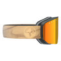 Wir präsentieren die NOVA von NAKED Optics: eine große Skibrille mit orangefarbenen Gläsern, kombiniert mit einem braun gemusterten Riemen und einem runden Logo. Ausgestattet mit dem innovativen Magnetwechselsystem für mühelosen Gläsertausch und einer Anti-Fog-Beschichtung, die klare Sicht garantiert, vereint die NOVA auf perfekte Weise Stil und Funktionalität für Ihren Tag auf der Piste.