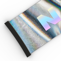 Ein glänzendes, metallisches Röhrchen mit schwarzer Kappe und einem großen, schillernden Buchstaben „N“ auf der Oberfläche, das an das markante Design der NAKED Optics Extra-Armbänder erinnert – FORCE EVO, TROOP EVO, STORM, NOVA, SOLAR, ZEND (45 mm).