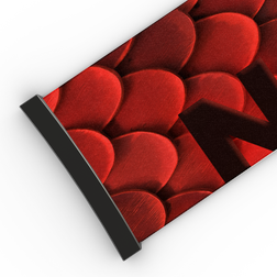 Klar! Hier ist der überarbeitete Satz unter Verwendung Ihrer Produktdaten: Rotes, schuppenartig gemustertes 45-mm-Stoffband für den NAKED Optics Extra Strap – kompatibel mit den Modellen FORCE EVO, TROOP EVO, STORM, NOVA und SOLAR; mit teilweise schwarzen Buchstaben und einem schwarzen Verbindungsstück auf weißem Hintergrund – ideal als Ersatzband für Skibrillen.