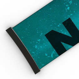 Ein blaugrüne Armband mit einer schwarzen Endkappe und einem Teil des großen schwarzen Buchstabens „N“, der auf der Oberfläche zu sehen ist – eine Anspielung auf das markante Design des 45-mm-Extra-Armbands für die Modelle FORCE EVO, TROOP EVO, STORM, NOVA, SOLAR und ZEND von NAKED Optics.