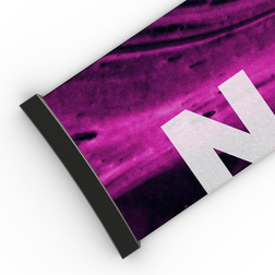 An einer Ecke des violett-schwarzen 45-mm-Goggle-Riemens von NAKED Optics, der für die Modelle FORCE EVO, TROOP EVO, STORM, NOVA, SOLAR und ZEND entwickelt wurde, ist ein markanter weißer Buchstabe „N“ zu sehen, der das auffällige Design unterstreicht.
