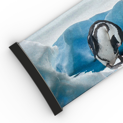 Eine aufgerollte Matte mit einem Pinguin, der auf Eis und Schnee vor einem blauen, eisigen Hintergrund steht, mit Akzenten, die vom dynamischen Stil des NAKED Optics Extra Strap – FORCE EVO, TROOP EVO, STORM, NOVA, SOLAR, ZEND (45 mm) – inspiriert sind.