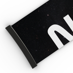 Teilansicht eines schwarzen Banners mit weißem Text und schwarzem Rand auf weißem Hintergrund, in Anlehnung an den unverwechselbaren Stil des NAKED Optics Extra Strap (45 mm) für FORCE EVO, TROOP EVO, STORM, NOVA, SOLAR und ZEND.