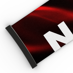 Teilansicht eines rot-schwarzen Banners mit einem großen weißen Buchstaben „N“ und einem schwarzen Rand auf weißem Hintergrund, das an die markanten Designelemente des NAKED Optics Extra Strap (FORCE EVO, TROOP EVO, STORM, NOVA, SOLAR, ZEND – 45 mm) erinnert.