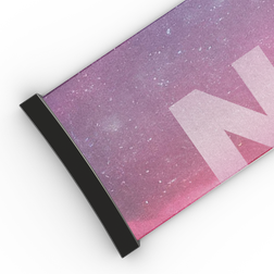 Eine Nahaufnahme eines rosa-lila Banners mit schwarzem Rand und rechts teilweise sichtbarem weißem Text, das auffällige Designelemente aufweist, die an das NAKED Optics Extra Strap (45 mm) für FORCE EVO, TROOP EVO, STORM, NOVA, SOLAR und ZEND erinnern.