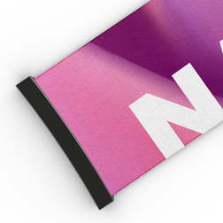 Nahaufnahme eines rosa-lila Skibrillenband-Banners mit großen weißen Buchstaben und schwarzem Rand auf weißem Hintergrund – ideal, um das NAKED Optics Extra Strap (45 mm) hervorzuheben, das mit den Skibrillenmodellen FORCE EVO, TROOP EVO, STORM, NOVA, SOLAR und ZEND Skibrillen.
