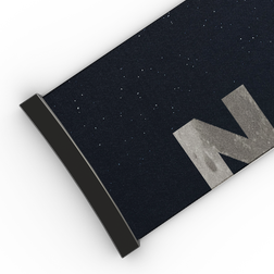 Nahaufnahme eines dunkelblauen Bandes mit weißen Sprenkeln und einem großen, teilweise sichtbaren grauen Buchstaben „N“, das an das elegante Design des „Extra Strap“ (45 mm) für die Modelle FORCE EVO, TROOP EVO, STORM, NOVA, SOLAR und ZEND von NAKED Optics angelehnt ist.