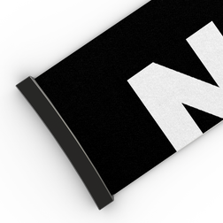 Schwarzer Stoff mit einem markanten, dicken weißen Teilbuchstaben „N“ und einem durchgehend schwarzen Rand auf weißem Hintergrund – ein stilvolles Extra-Band (45 mm) von NAKED Optics, entwickelt für die Skibrillenmodelle FORCE EVO, TROOP EVO, STORM, NOVA, SOLAR und ZEND. Dieses Skibrillenband ist der perfekte Ersatzriemen für Ihre NAKED Optics-Skibrille und bietet sowohl elegantes Design als auch zuverlässige Funktion.