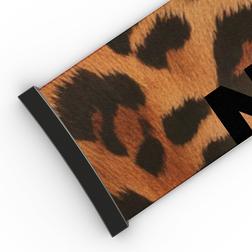 Eine Nahaufnahme des NAKED Optics Extra-Armbands für die Modelle FORCE EVO, TROOP EVO, STORM, NOVA, SOLAR und ZEND (45 mm) mit auffälligem Leopardenmuster und schwarzem Metallverschluss – ein markantes Designmerkmal der NAKED Optics-Accessoires.