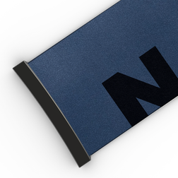 Nahaufnahme eines blauen Stoffarmbands mit schwarzen Beschlägen, auf dem ein Teil des markanten schwarzen Buchstabens „N“ zu sehen ist – dies ist ein NAKED Optics Extra Strap (45 mm), der mit den Modellen FORCE EVO, TROOP EVO, STORM, NOVA, SOLAR und ZEND kompatibel ist und sowohl auf Stil als auch auf Langlebigkeit ausgelegt ist.