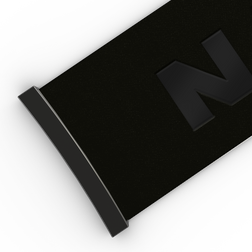 Eine Nahaufnahme eines schwarzen Stoffriemens mit einer dunklen, rechteckigen Schnalle und einem großen, geprägten Buchstaben „N“, die die hochwertige Verarbeitung des NAKED Optics Extra-Riemens (45 mm) für die Skibrillen FORCE EVO, TROOP EVO, STORM, NOVA, SOLAR und ZEND unterstreicht.