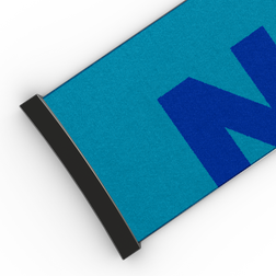 Nahaufnahme eines blauen 45-mm-Stoffbands – ähnlich dem „Extra Strap“ von NAKED Optics, entwickelt für die Skibrillenmodelle FORCE EVO, TROOP EVO, STORM, NOVA, SOLAR und ZEND – mit einem teilweise hervorgehobenen blauen Buchstaben „N“ und einem schwarzen Verbindungsstück an einem Ende, was es zu einem idealen Skibrillenband für die FORCE EVO macht.